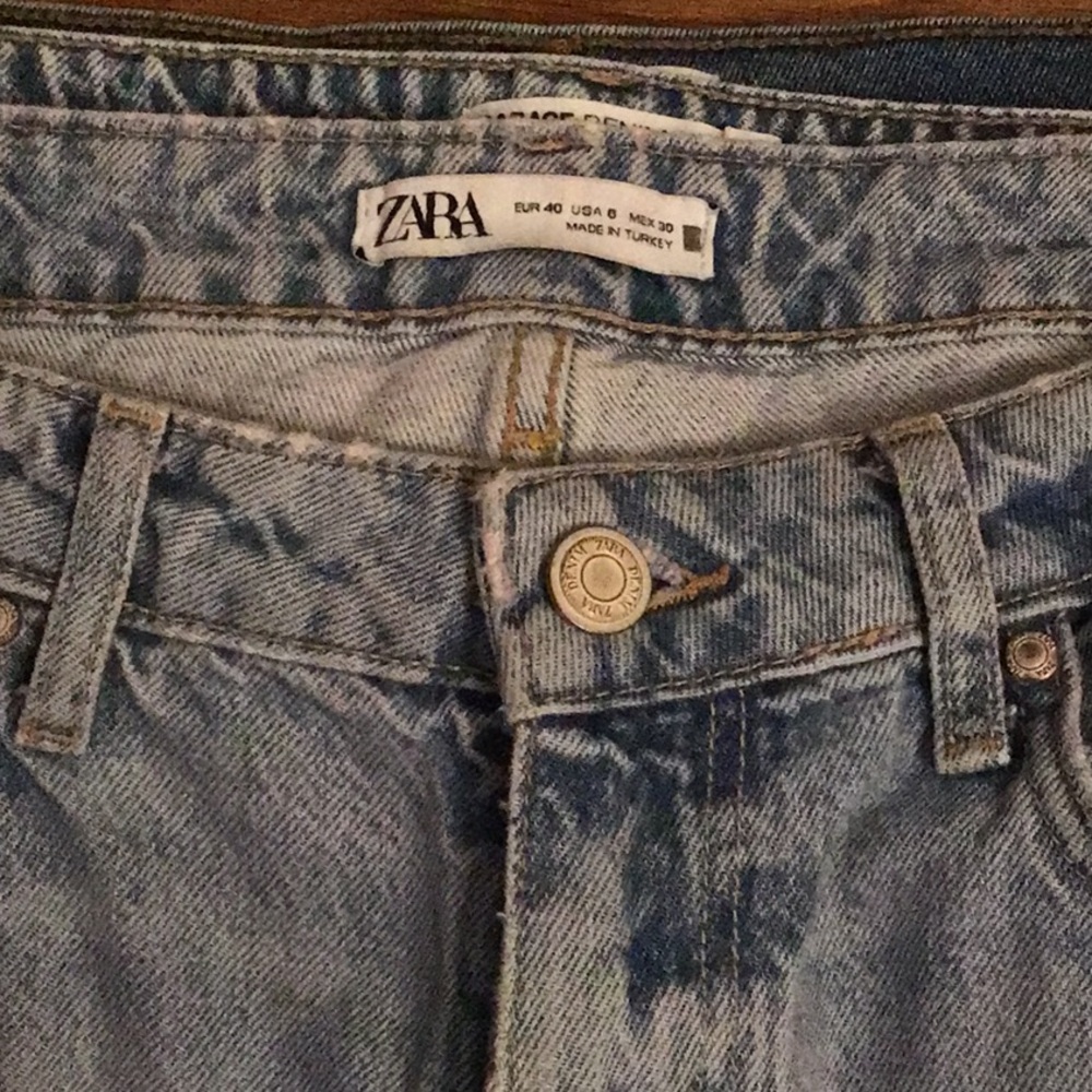 Zara denim boyfriend jeans, size 8, with a 17in waist, zipper closure.